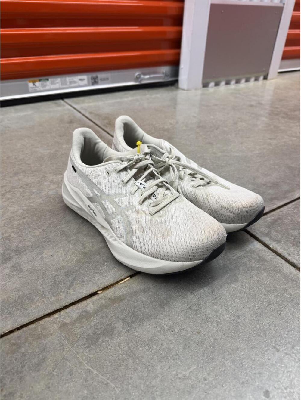 ASICS VERSABLAST 4 grey and white running gym shoes size 10.5 MENS